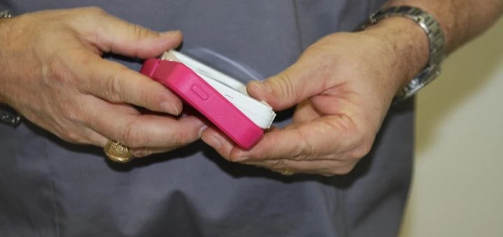 Comment ouvrir ou enlever la coque sur Sony Ericsson Xperia kyno